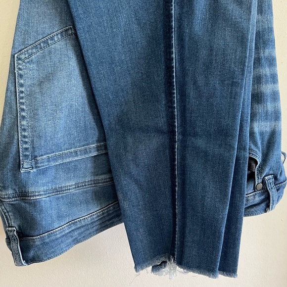 Mid rise distressed super stretch ankle jeans w/fringed ankle - Picture 3 of 4